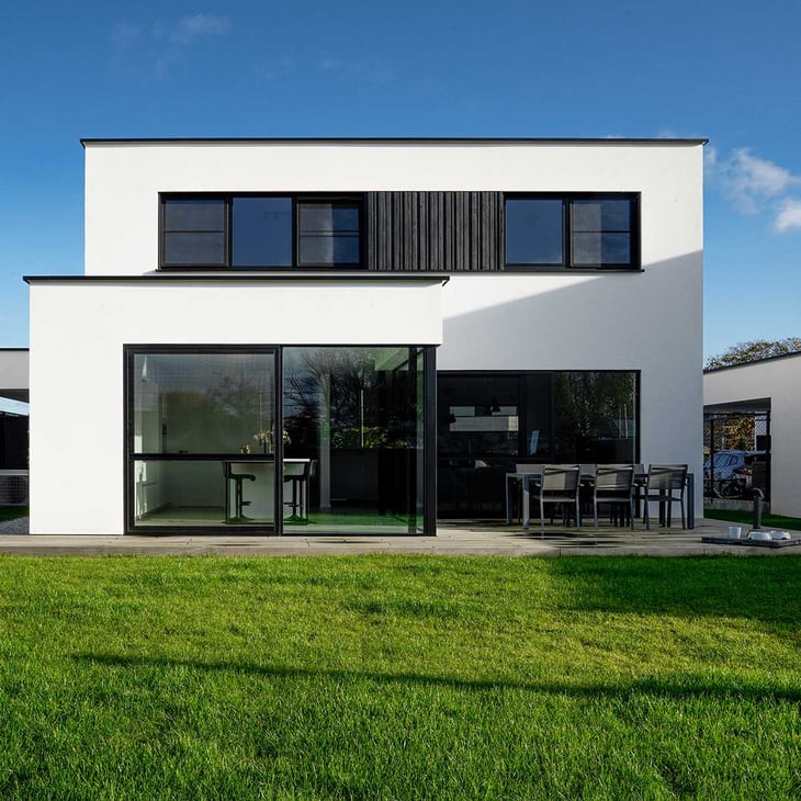 dumobil-witte-zwarte-accenten-in-strakke-villa-26