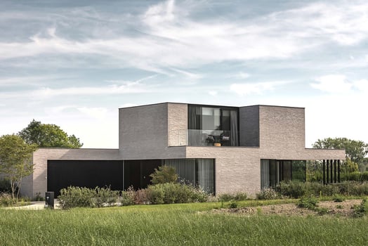 Moderne villa met glasgevel voor optimaal vergezicht